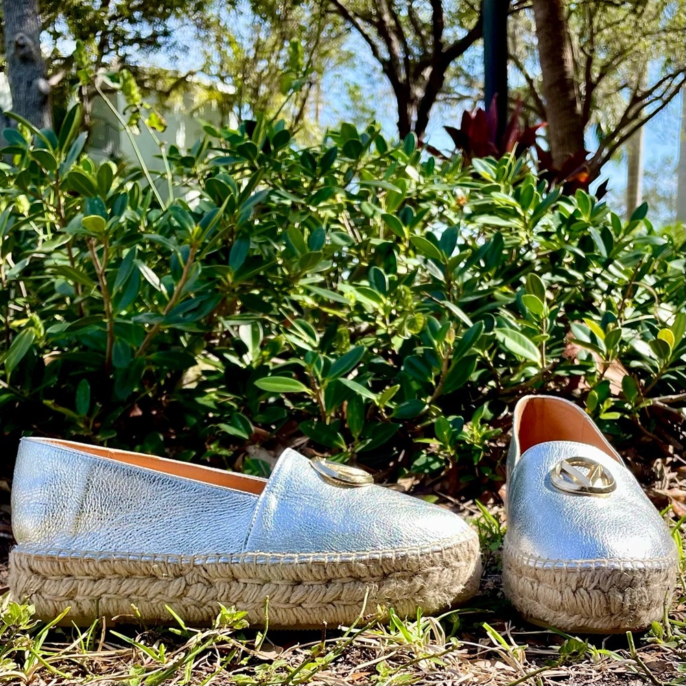 Valentino Silver Espadrille Shoe Size 9 Gold Logo Platform Jessica Closed Toe - Picture 4 of 17